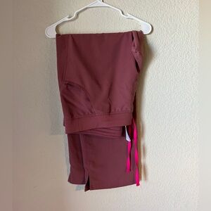 Figs Kade cargo scrub pants. Color mauve and size XXL.